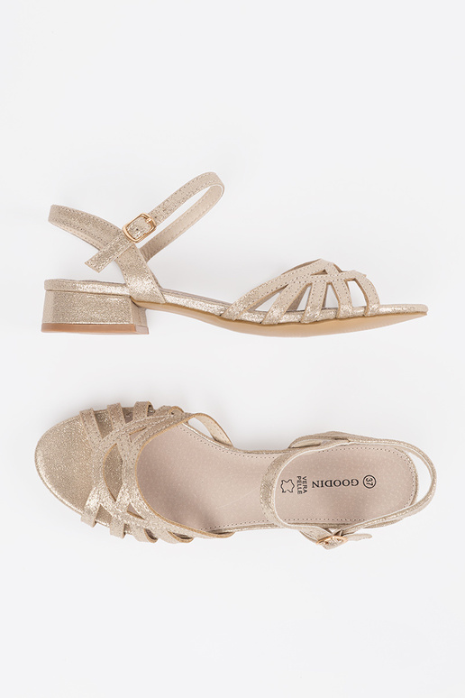 Sandalen in goldener Farbe Sandalen in goldener Farbe