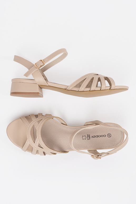 Sandalen in sandfarbener Farbe Sandalen in sandfarbener Farbe