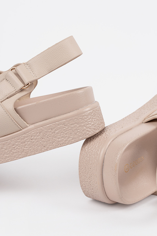 Sandalen in sandfarben mit Plattform