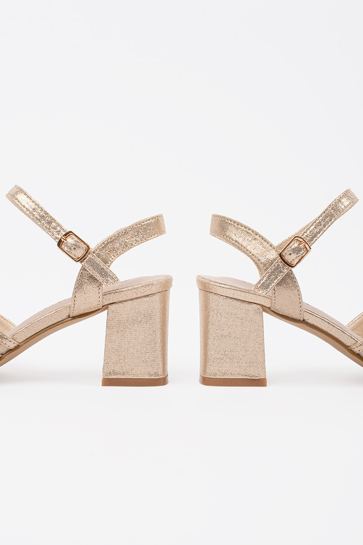 Goldfarbene glänzende Sandalen mit...