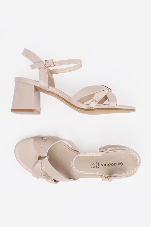 Sandfarbene Damensandalen auf Absatz Sandfarbene Damensandalen auf Absatz