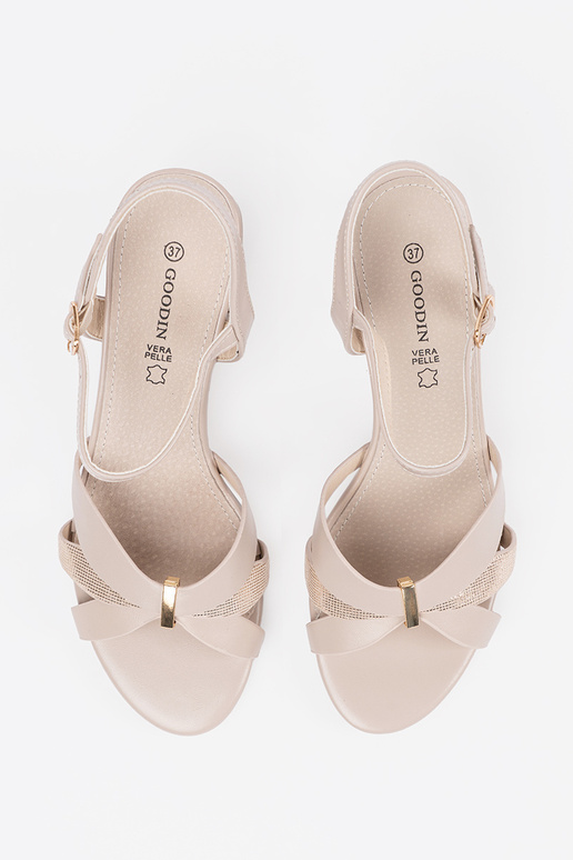 Sandfarbene Damensandalen auf Absatz Sandfarbene Damensandalen auf Absatz