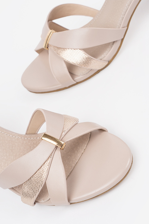 Sandfarbene Damensandalen auf Absatz Sandfarbene Damensandalen auf Absatz