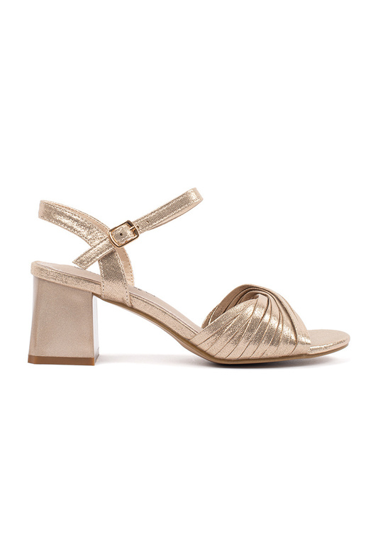 Elegante Sandalen in Gold auf... Elegante Sandalen in Gold auf...