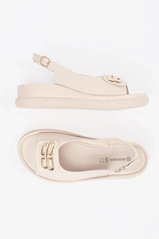 Flache Sandalen in beige mit Dekoration Flache Sandalen in beige mit Dekoration
