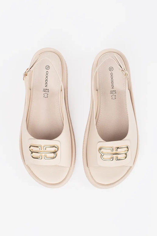 Flache Sandalen in beige mit Dekoration Flache Sandalen in beige mit Dekoration