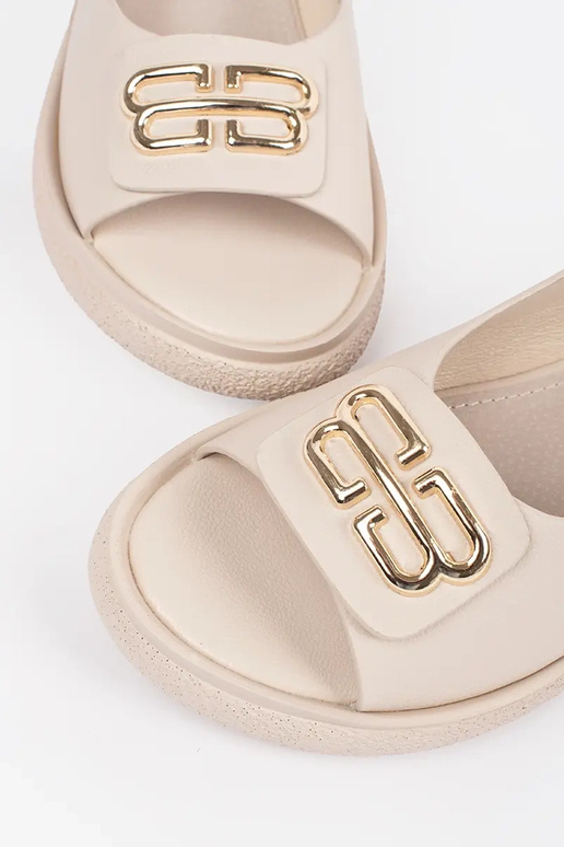 Flache Sandalen in beige mit Dekoration Flache Sandalen in beige mit Dekoration
