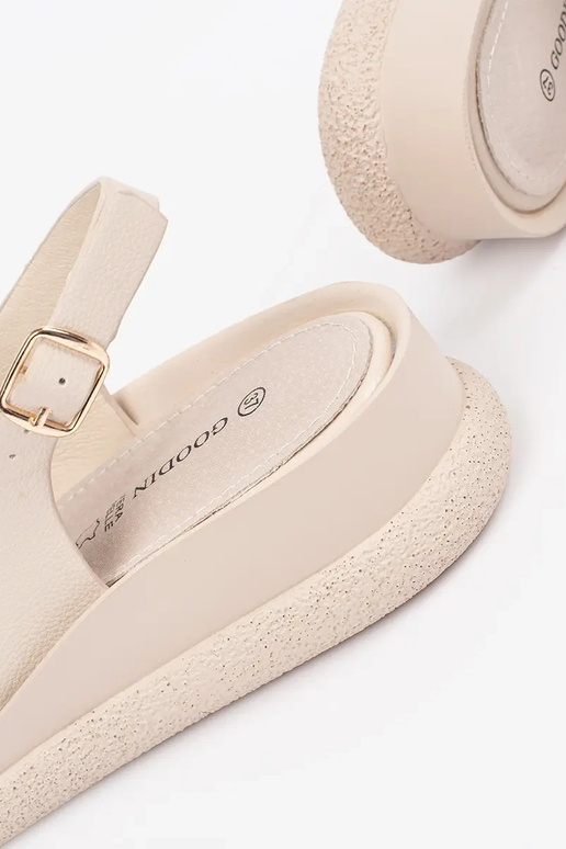 Flache Sandalen in beige mit Dekoration Flache Sandalen in beige mit Dekoration