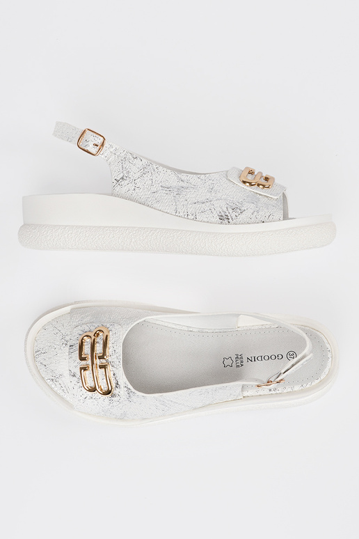Weiße Sandalen mit Dekorationen Weiße Sandalen mit Dekorationen