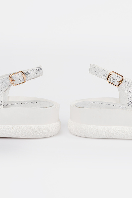 Weiße Sandalen mit Dekorationen Weiße Sandalen mit Dekorationen