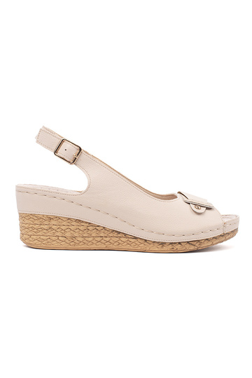 Elfenbeinfarbene Sandalen...