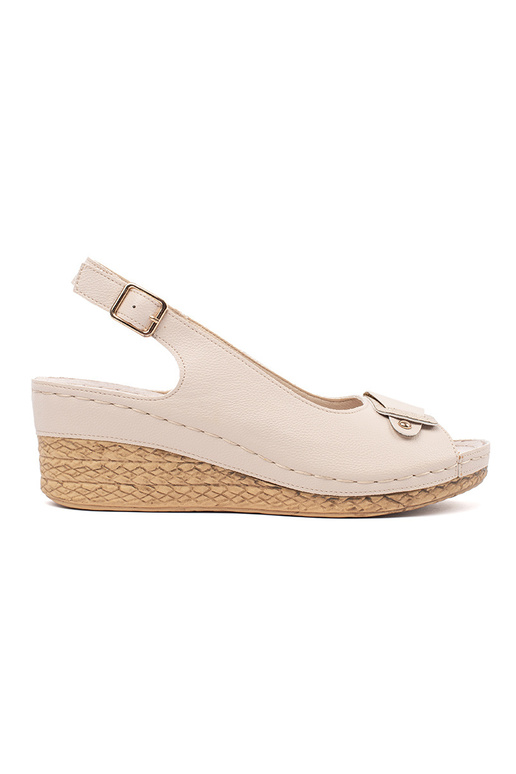 Elfenbeinfarbene Sandalen auf... Elfenbeinfarbene Sandalen auf...