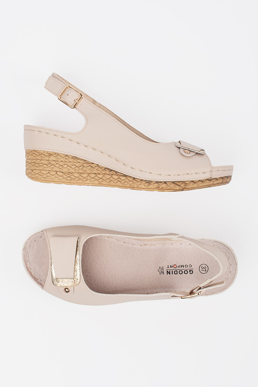 Elfenbeinfarbene Sandalen auf... Elfenbeinfarbene Sandalen auf...