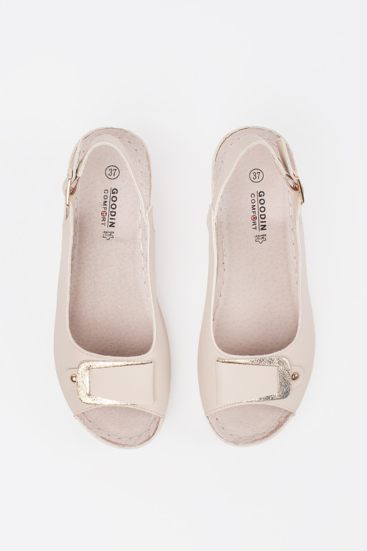 Elfenbeinfarbene Sandalen auf... Elfenbeinfarbene Sandalen auf...