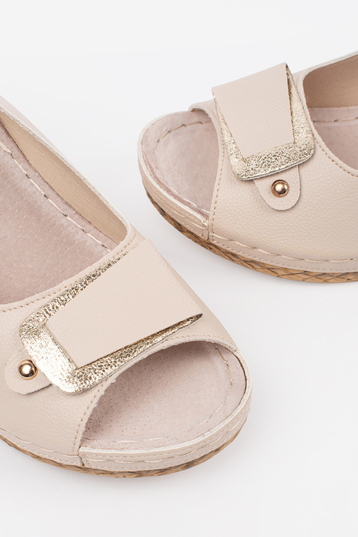 Elfenbeinfarbene Sandalen auf... Elfenbeinfarbene Sandalen auf...