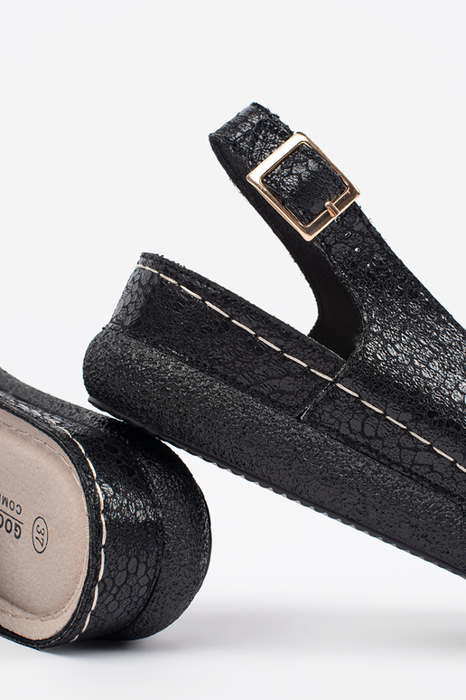 Sandfarbene durchbrochene Mokassins Sandfarbene durchbrochene Mokassins