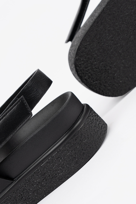 Schwarze Plattformsandalen