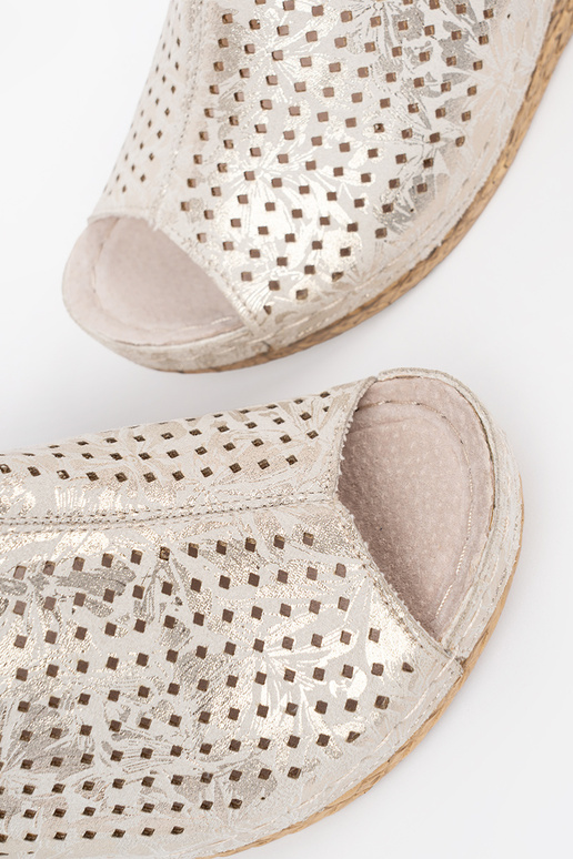 Sandalen in sandfarbener Farbe