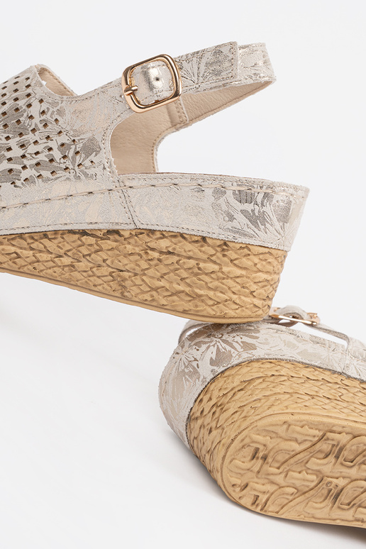 Sandalen in sandfarbener Farbe