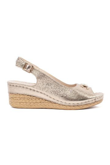 Goldfarbene Sandalen auf...