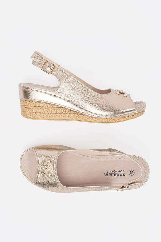 Goldfarbene Sandalen auf Keil mit... Goldfarbene Sandalen auf Keil mit...
