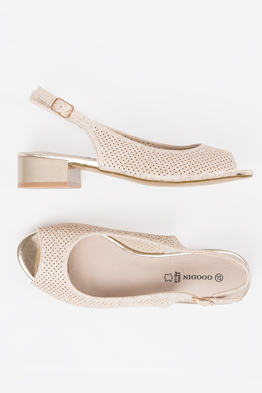 Elfenbeinfarbene Ajour-Sandalen mit... Elfenbeinfarbene Ajour-Sandalen mit...