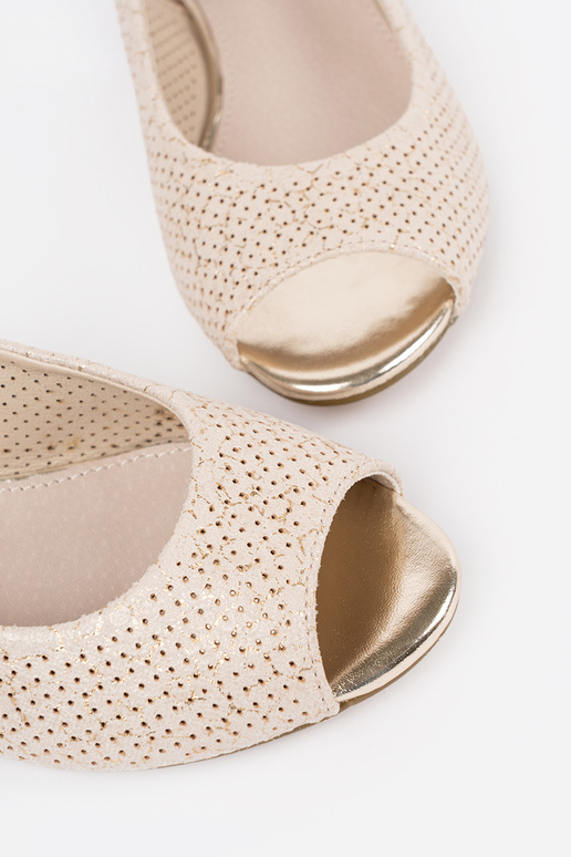 Elfenbeinfarbene Ajour-Sandalen mit... Elfenbeinfarbene Ajour-Sandalen mit...