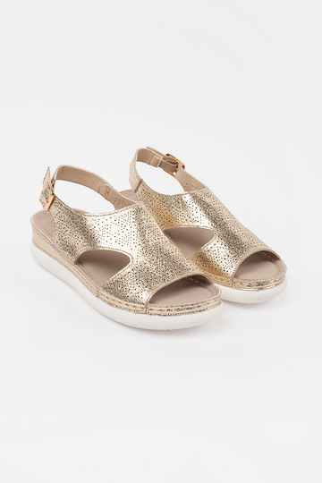 Goldene Sandalen auf hellem... 2