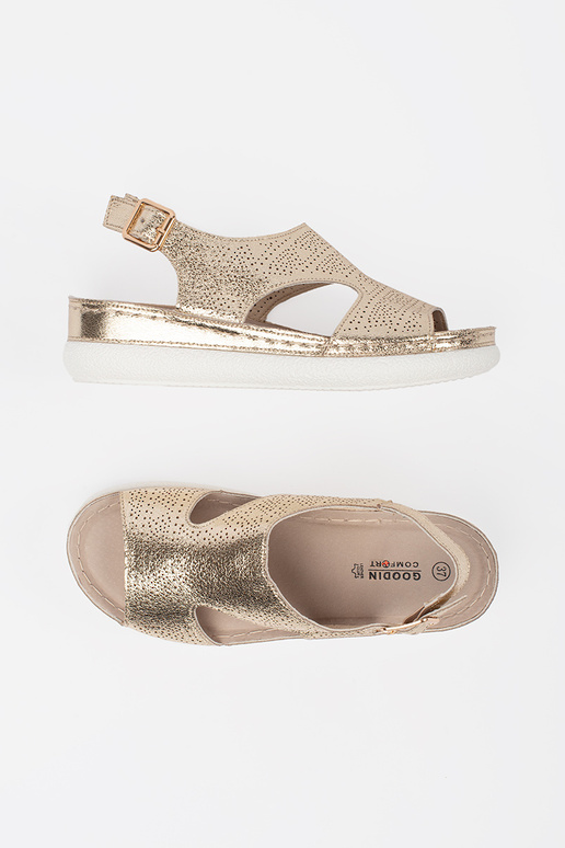 Goldene Sandalen auf hellem Absatz Goldene Sandalen auf hellem Absatz
