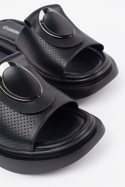 Schwarze bequeme Pantoletten mit... Schwarze bequeme Pantoletten mit...