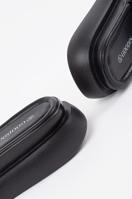 Schwarze bequeme Pantoletten mit... Schwarze bequeme Pantoletten mit...