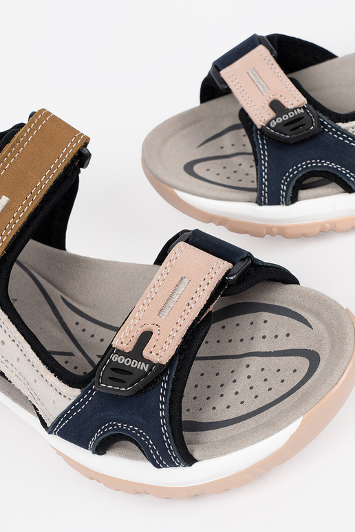 Sportliche Sandalen in verschiedenen... Sportliche Sandalen in verschiedenen...