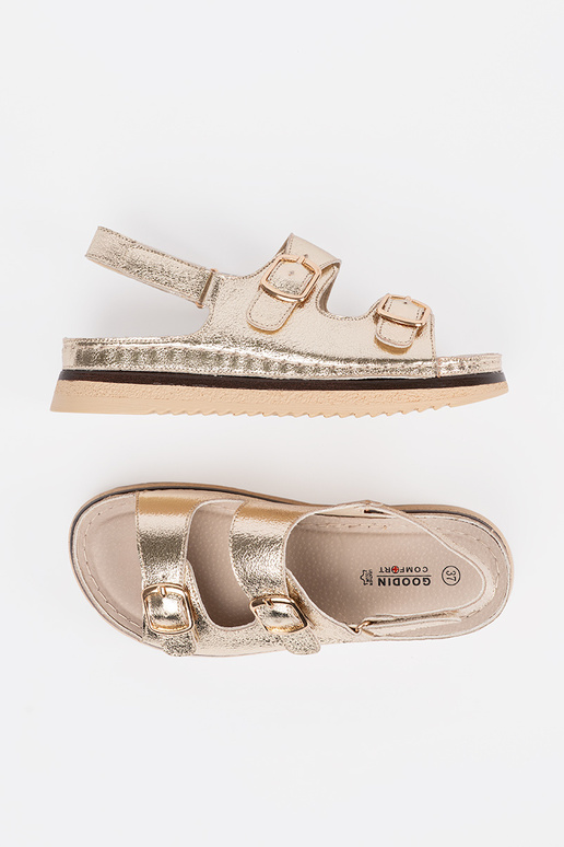 Goldene Sandalen mit goldenen Elementen Goldene Sandalen mit goldenen Elementen
