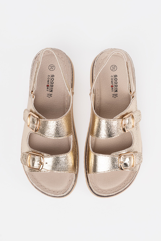 Goldene Sandalen mit goldenen Elementen Goldene Sandalen mit goldenen Elementen