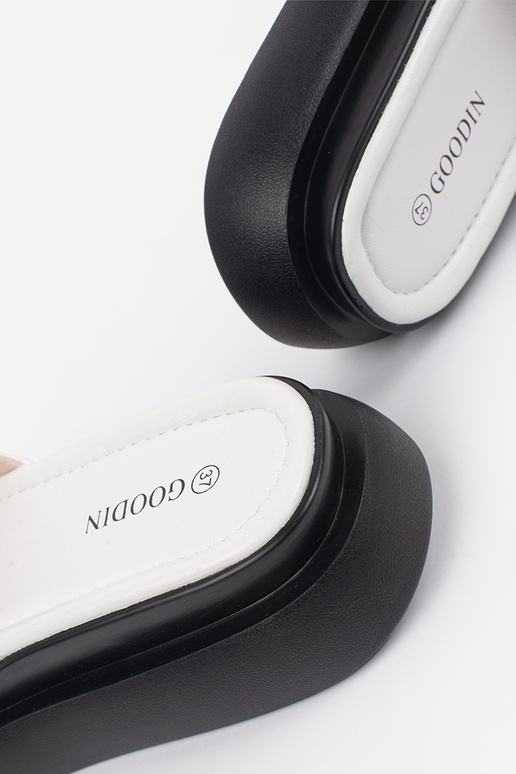 Bequeme Pantoletten in Weiß-Schwarz... Bequeme Pantoletten in Weiß-Schwarz...