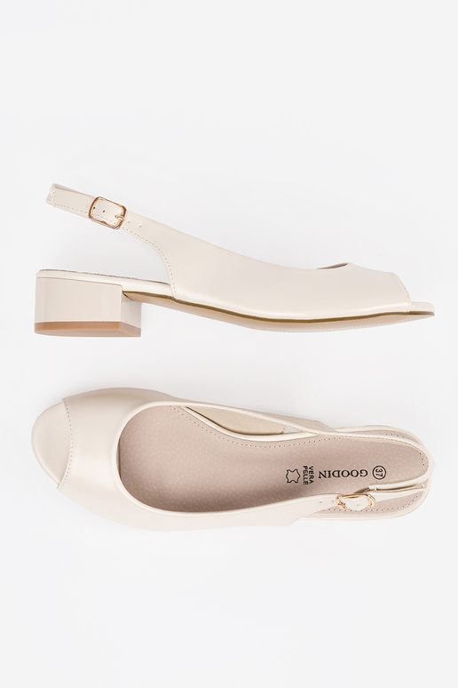 Elfenbeinfarbene elegante Sandalen... Elfenbeinfarbene elegante Sandalen...