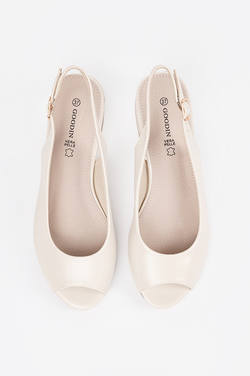 Elfenbeinfarbene elegante Sandalen... Elfenbeinfarbene elegante Sandalen...