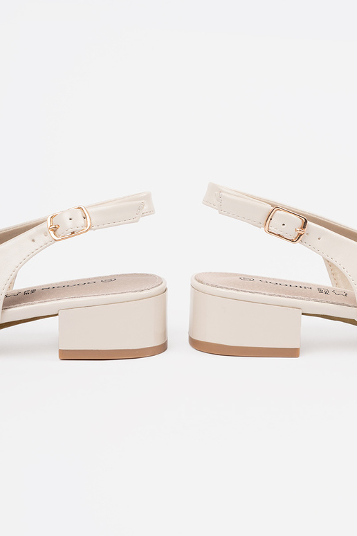 Elfenbeinfarbene elegante Sandalen... Elfenbeinfarbene elegante Sandalen...