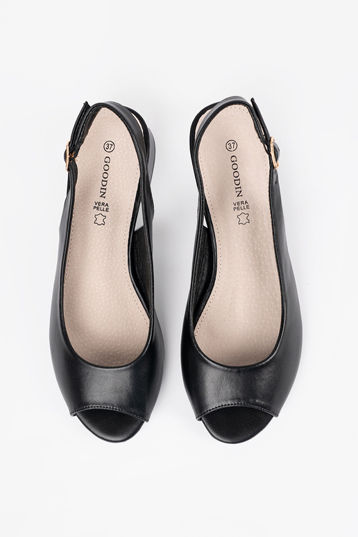 Schwarze elegante Sandalen mit... Schwarze elegante Sandalen mit...