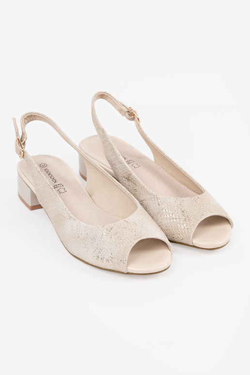 Sandfarbene Damensandalen auf... Sandfarbene Damensandalen auf...