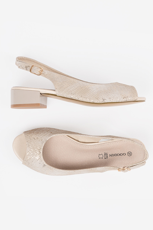 Sandfarbene Damensandalen auf... Sandfarbene Damensandalen auf...