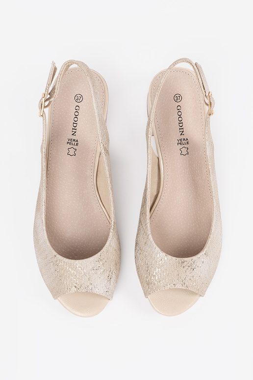 Sandfarbene Damensandalen auf... Sandfarbene Damensandalen auf...