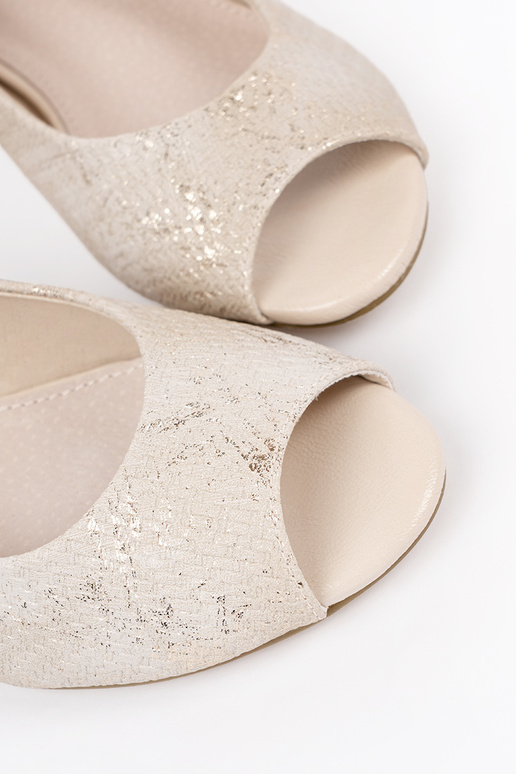 Sandfarbene Damensandalen auf... Sandfarbene Damensandalen auf...