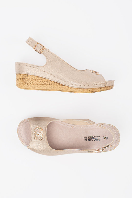 Elfenbeinfarbene Keilsandalen mit... Elfenbeinfarbene Keilsandalen mit...