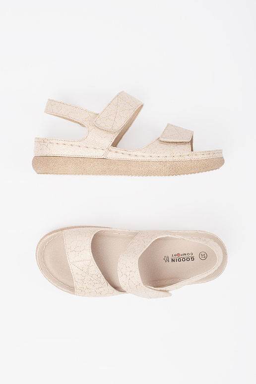 Elfenbeinfarbene Sandalen mit Velcro Elfenbeinfarbene Sandalen mit Velcro