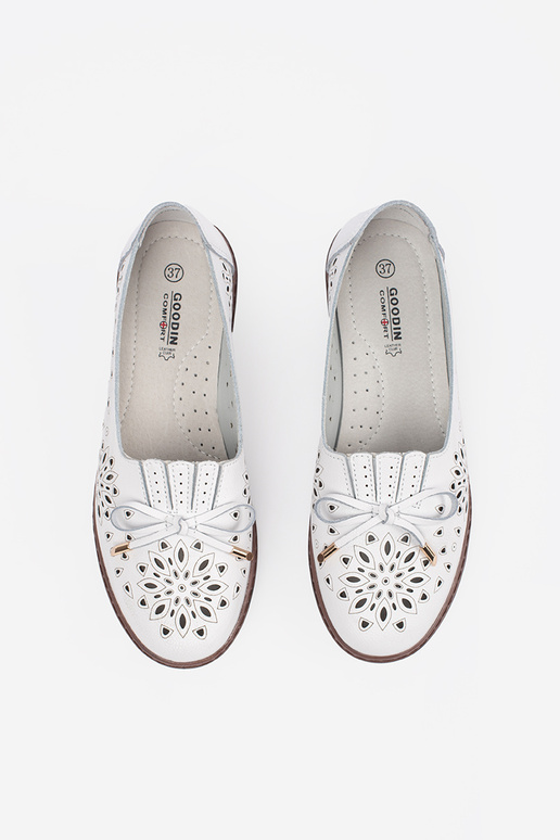 Sandfarbene durchbrochene Mokassins Sandfarbene durchbrochene Mokassins