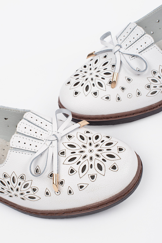 Sandfarbene durchbrochene Mokassins Sandfarbene durchbrochene Mokassins