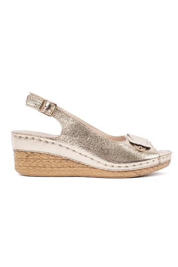 Goldene Sandalen auf...