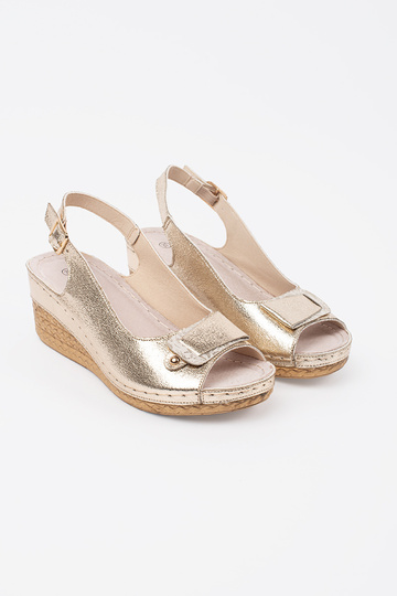 Goldene Sandalen auf... 2