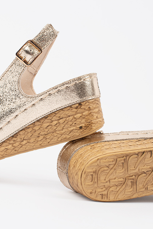 Goldene Sandalen auf niedrigem Keil